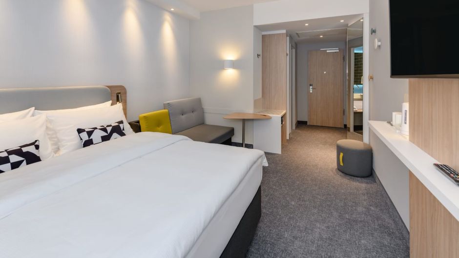 Holiday Inn Express Airport Room