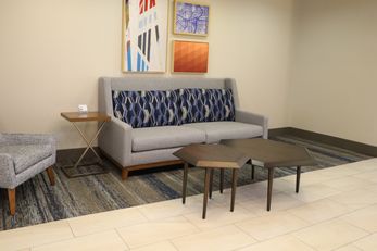 Holiday Inn Express Hotel & Suites
