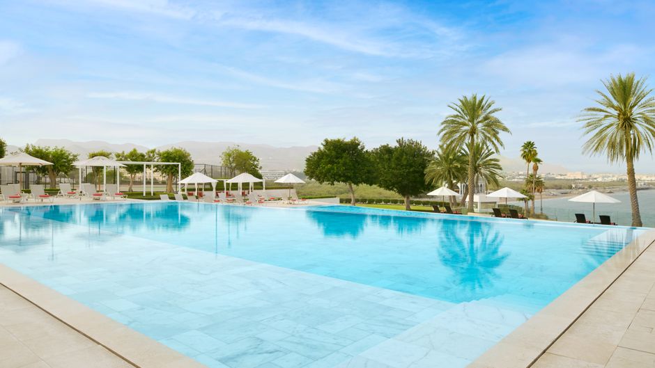 Crowne Plaza Hotel Muscat Pool