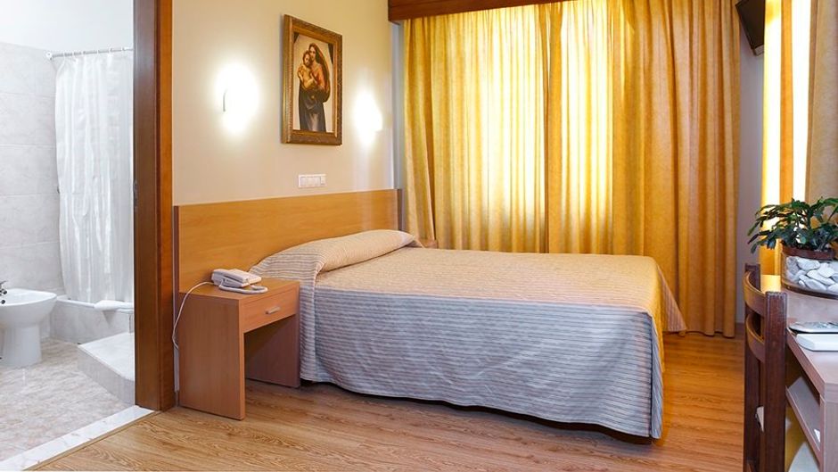 Domus Pacis Fatima Hotel Room