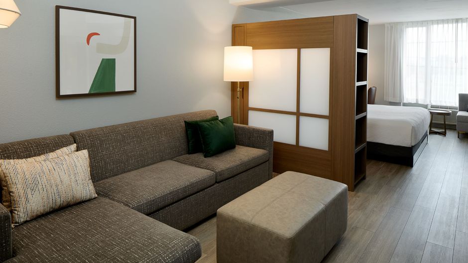 Holiday Inn & Suites Montreal Airport Room