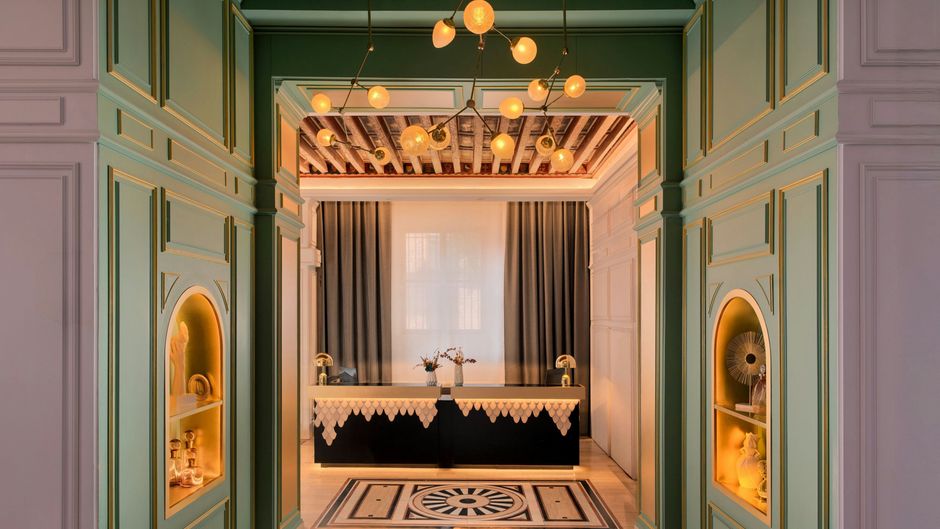 Eugenia de Montijo, Autograph Collection Lobby