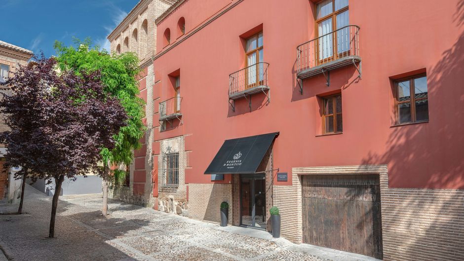 Eugenia de Montijo, Autograph Collection Exterior