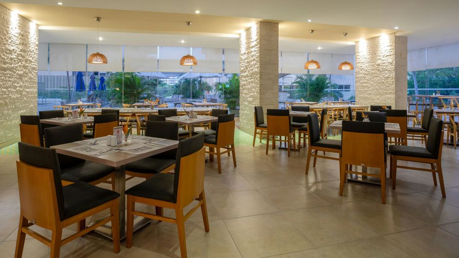 Courtyard by Marriott Santa Marta Resort Restaurant