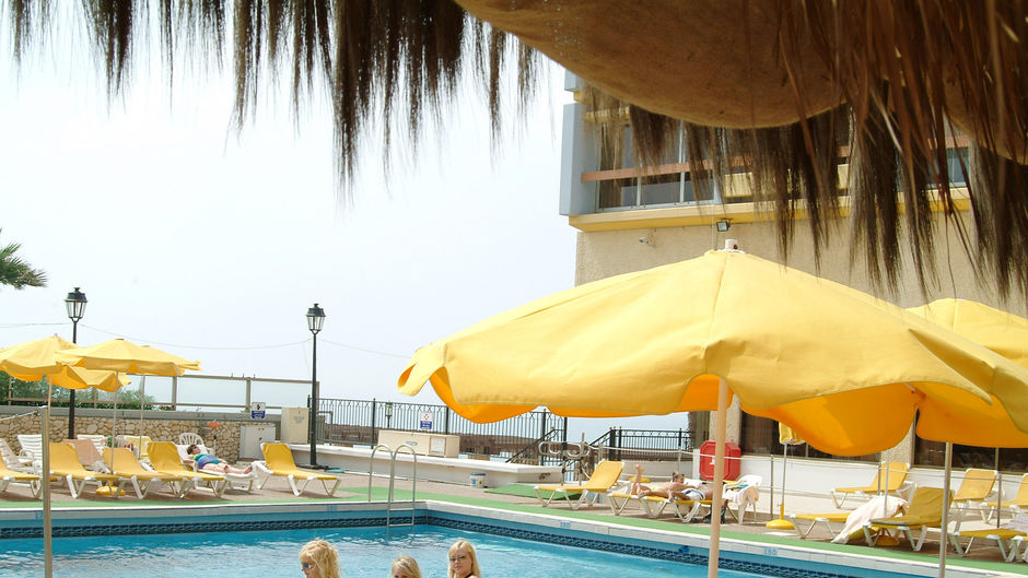 The Seasons Hotel Pool