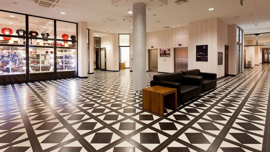 Hotel Swing Lobby