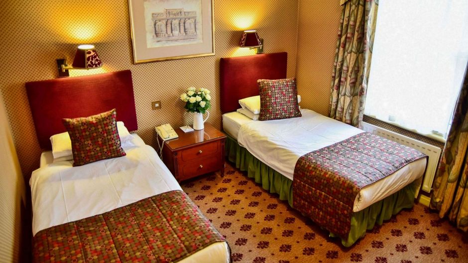 London Lodge Hotel Room