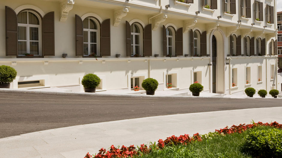TomTom Suites Exterior