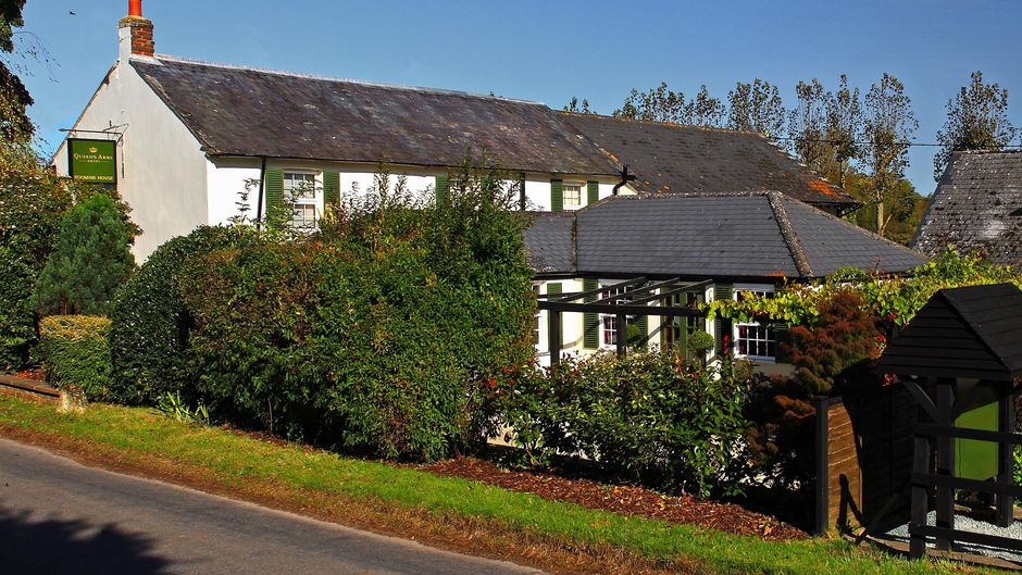 Queen's Arms Hotel Exterior