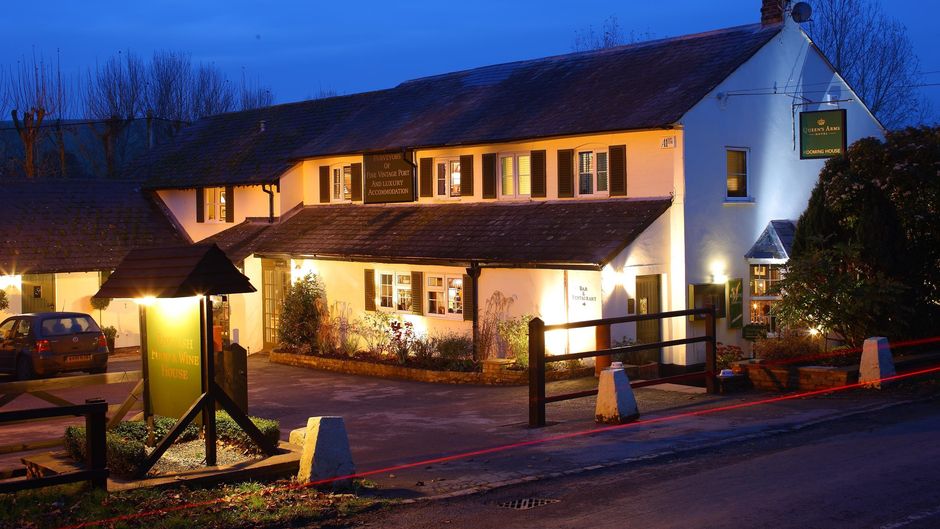 Queen's Arms Hotel Exterior