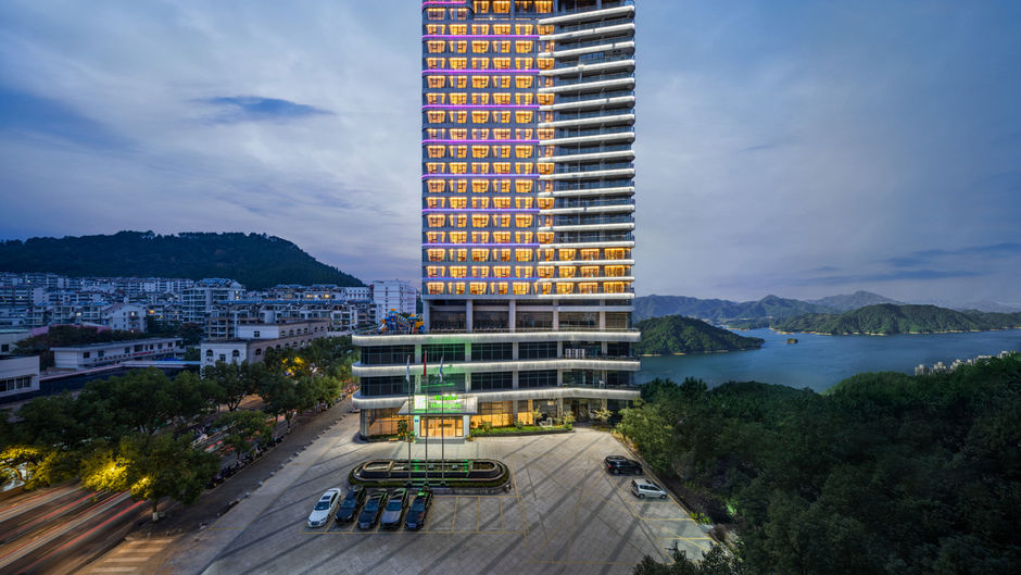 Holiday Inn One Thousand Island Lake Exterior