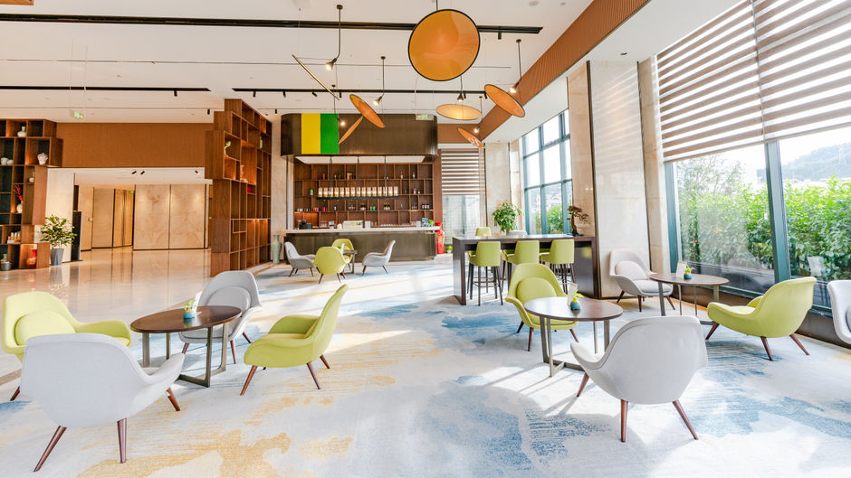 Holiday Inn One Thousand Island Lake Lobby