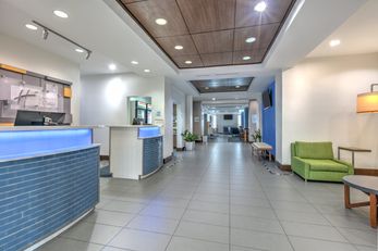 Holiday Inn Express & Suites Clute - Lak