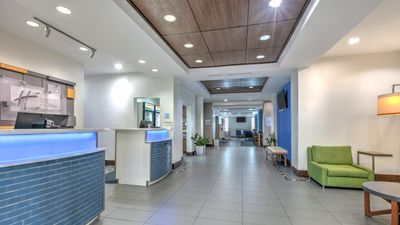 Holiday Inn Express & Suites Clute - Lak
