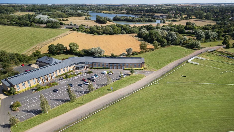 Holiday Inn Huntingdon Racecourse Exterior