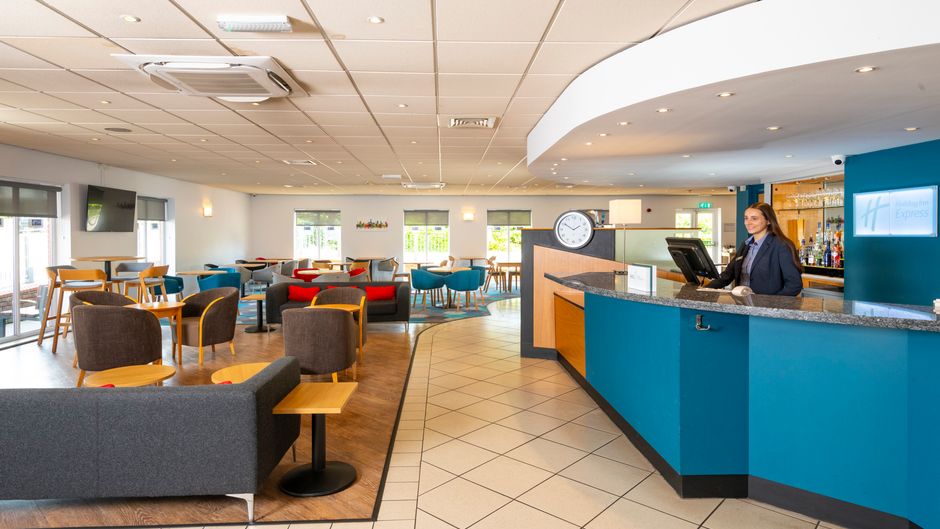 Holiday Inn Express Gloucester South Exterior