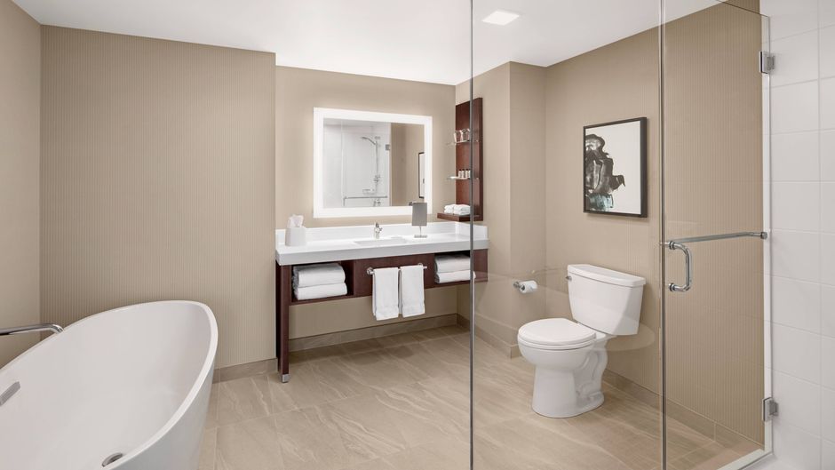 Delta Hotels by Marriott Thunder Bay Room