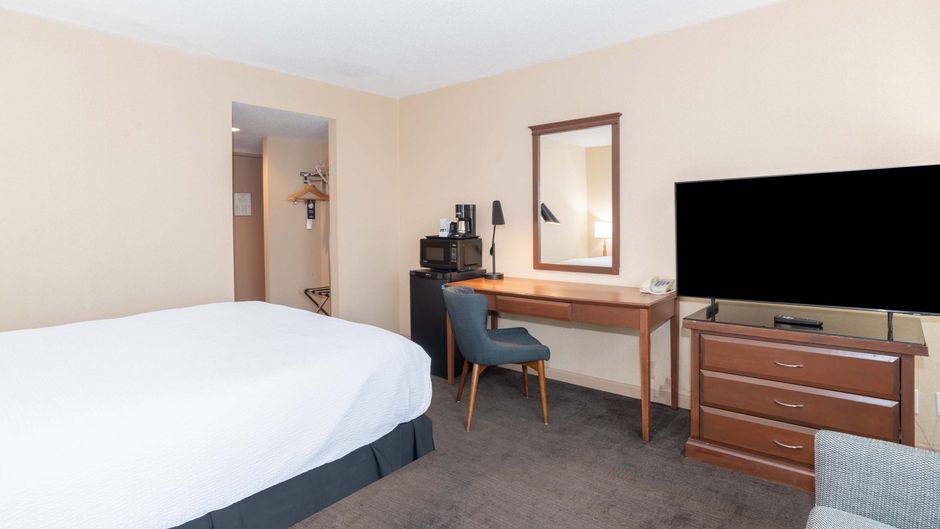 Sandman Hotel Lethbridge Room