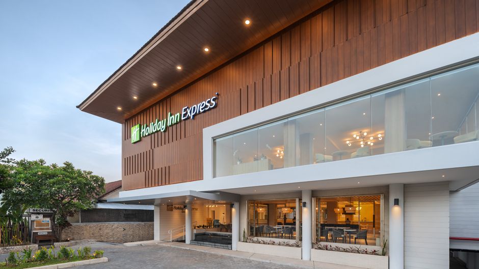 Holiday Inn Exp Bali Sunset Rd Exterior