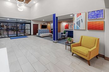 Holiday Inn Express Inn & Suites