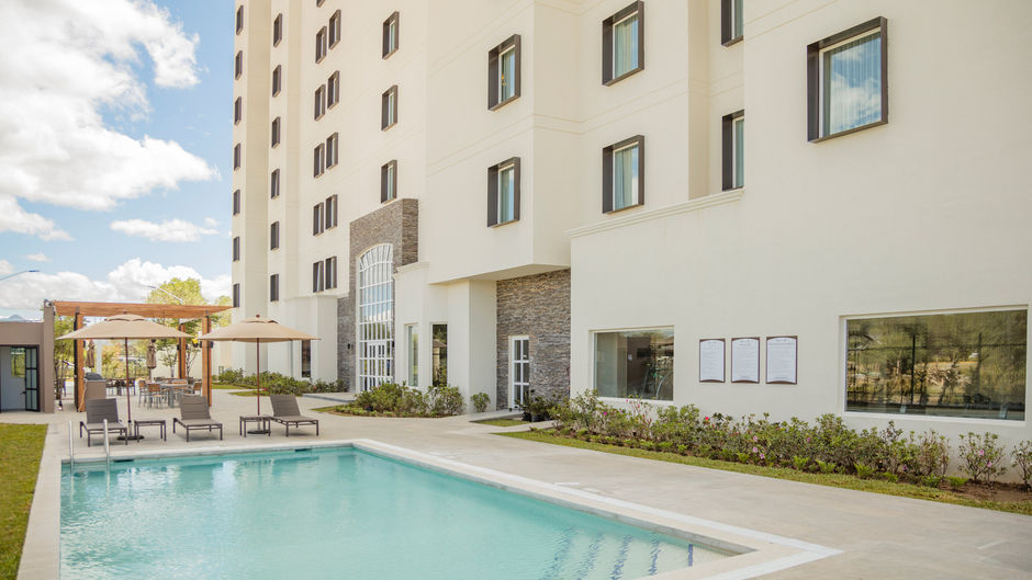 Staybridge Suites Irapuato Pool