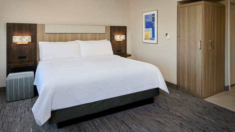 Holiday Inn Express & Suites Southeast Suite