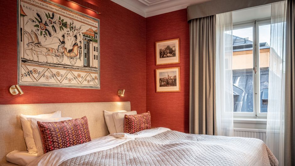 Lady Hamilton Hotel Room
