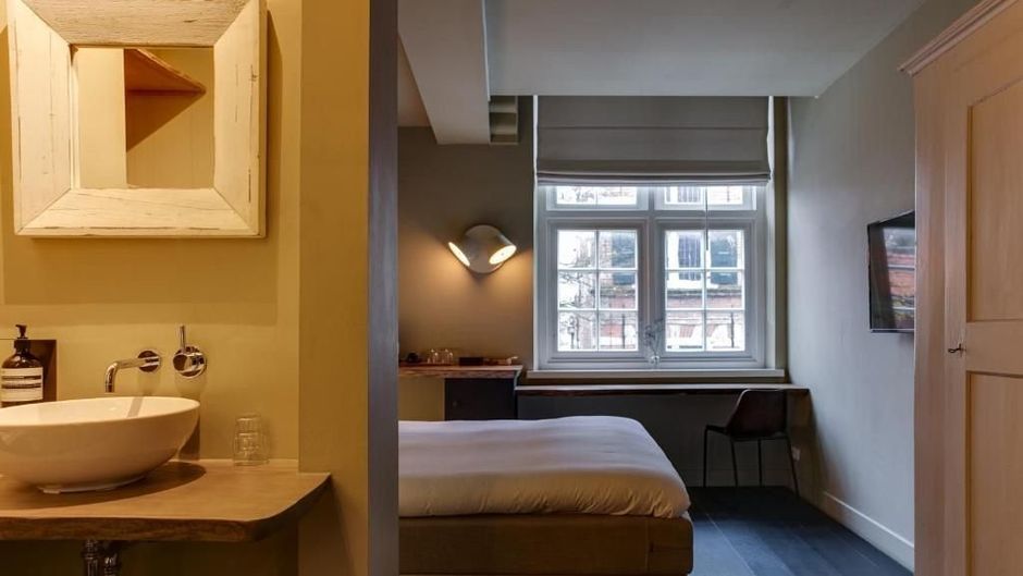Vesting Hotel Room