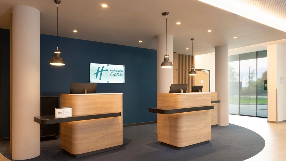 Holiday Inn Express Airport Exterior