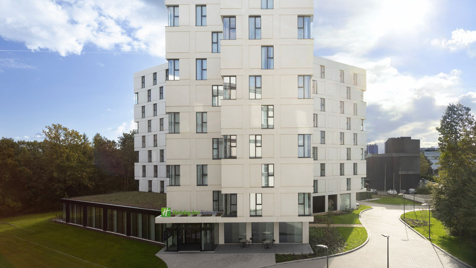 Holiday Inn Express Airport Exterior