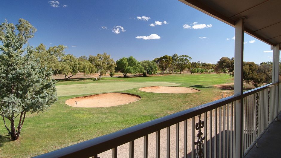 Standpipe Golf Motor Inn Exterior