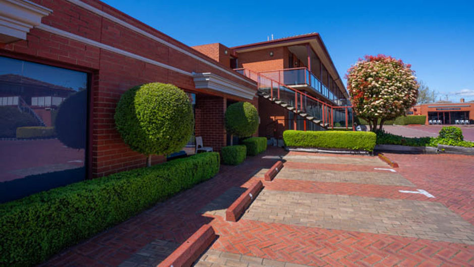 Sovereign Park Motor Inn Exterior