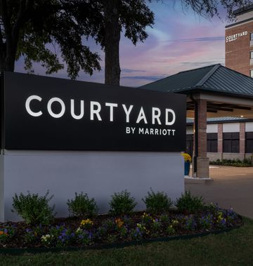 Courtyard by Marriott Addison Quorum