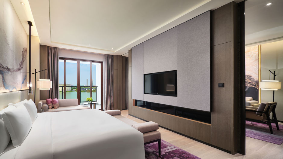 Crowne Plaza Lake View Suite