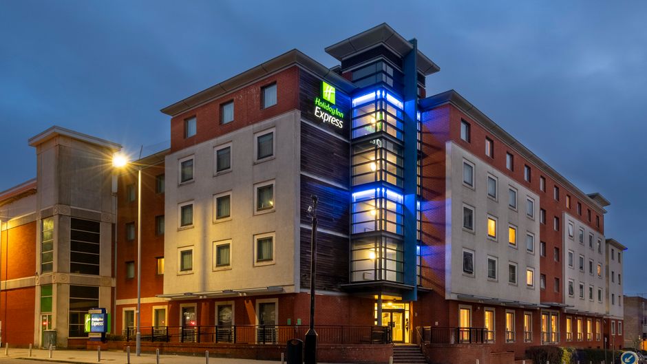 Holiday Inn Express Stevenage Exterior