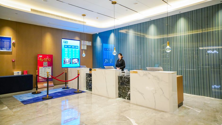 Holiday Inn Exp Pingjiang Exterior