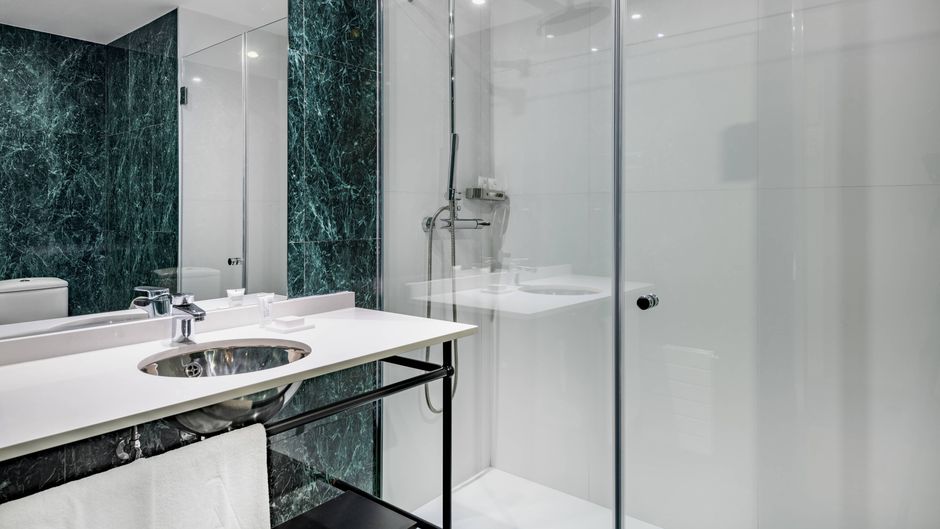 AC Hotel Avda de America Room