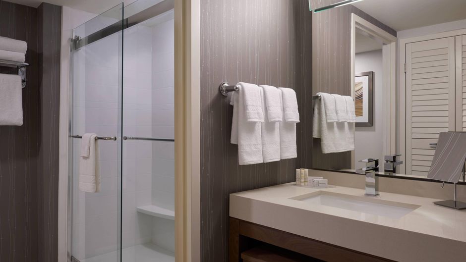 Courtyard by Marriott Toronto Airport Room