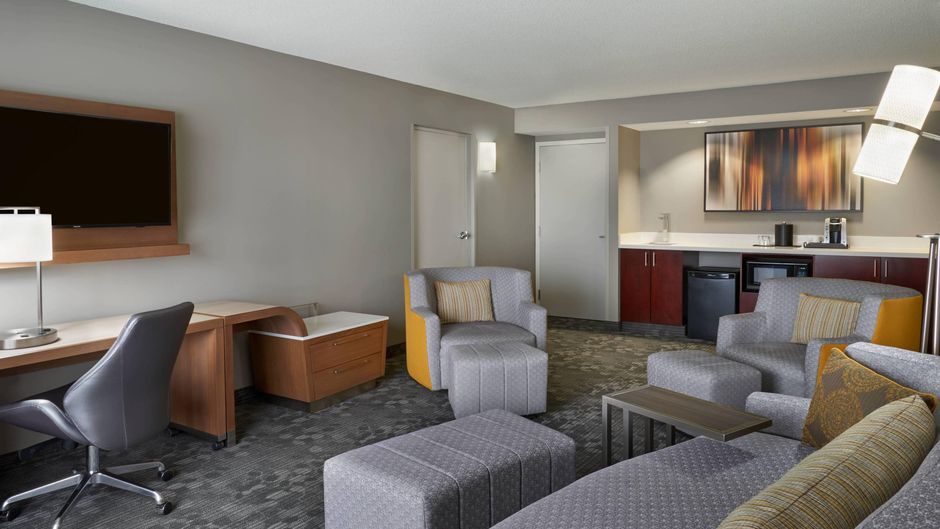 Courtyard by Marriott Toronto Airport Suite