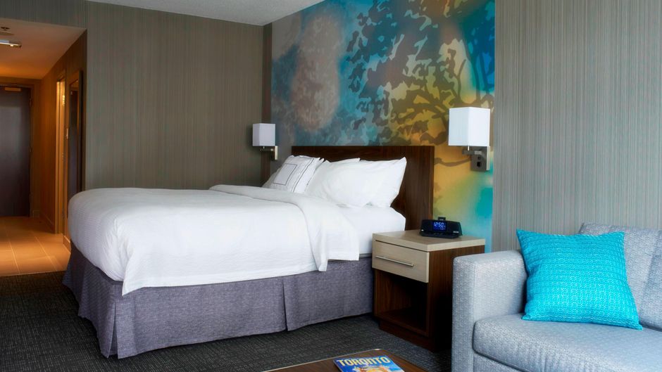 Courtyard by Marriott Toronto Downtown Room
