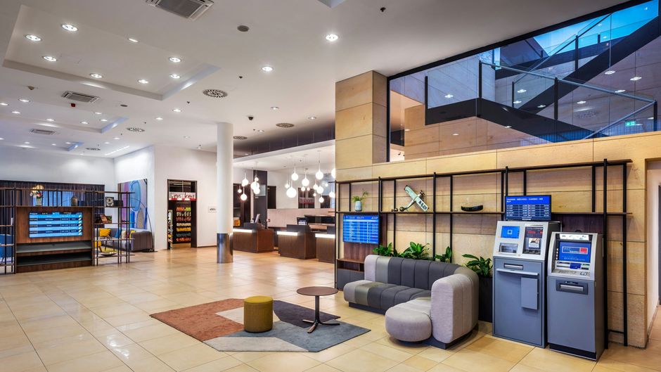 Courtyard by Marriott Prague Airport Lobby