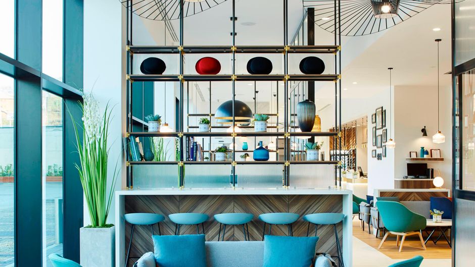 Courtyard by Marriott Luton Airport Lobby