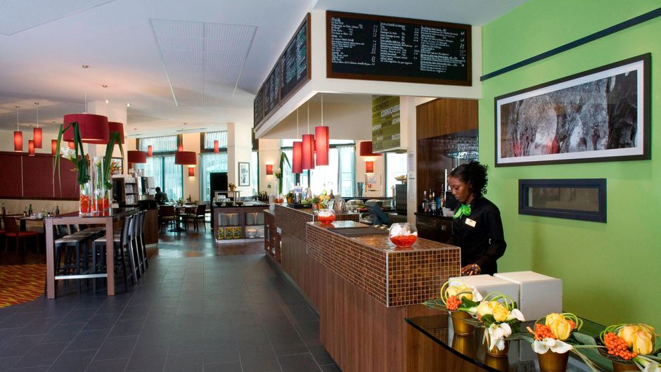 Courtyard by Marriott Paris Saint Denis Lobby