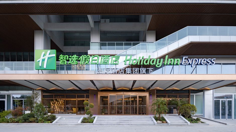 Holiday Inn Exp East Lake Exterior