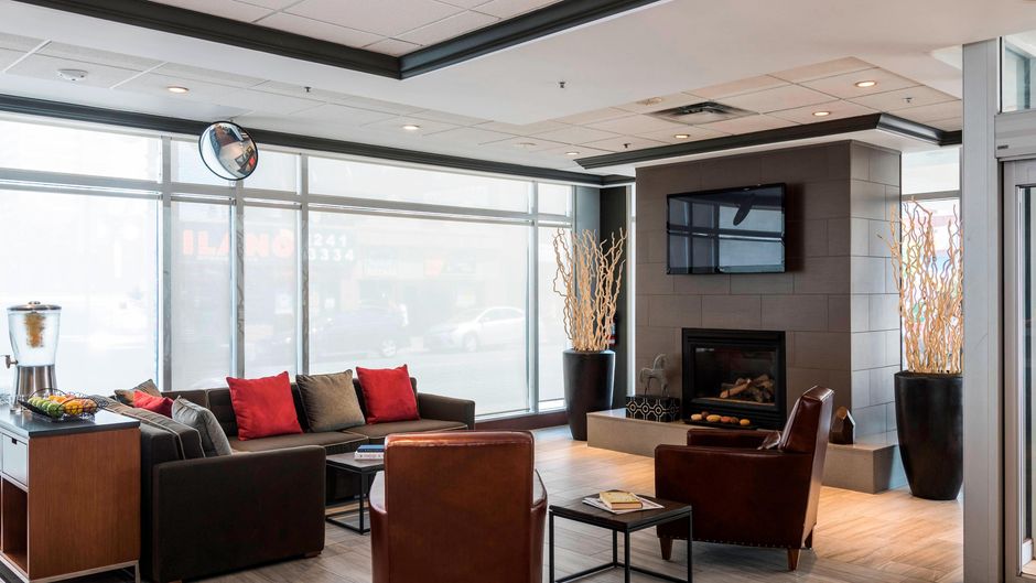 Courtyard by Marriott Ottawa Downtown Lobby