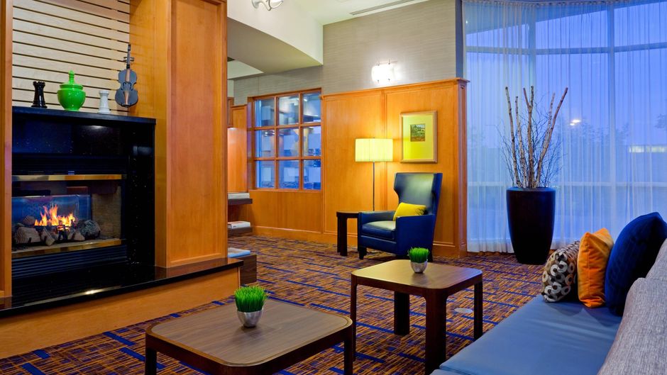 Courtyard by Marriott Toronto Markham Lobby