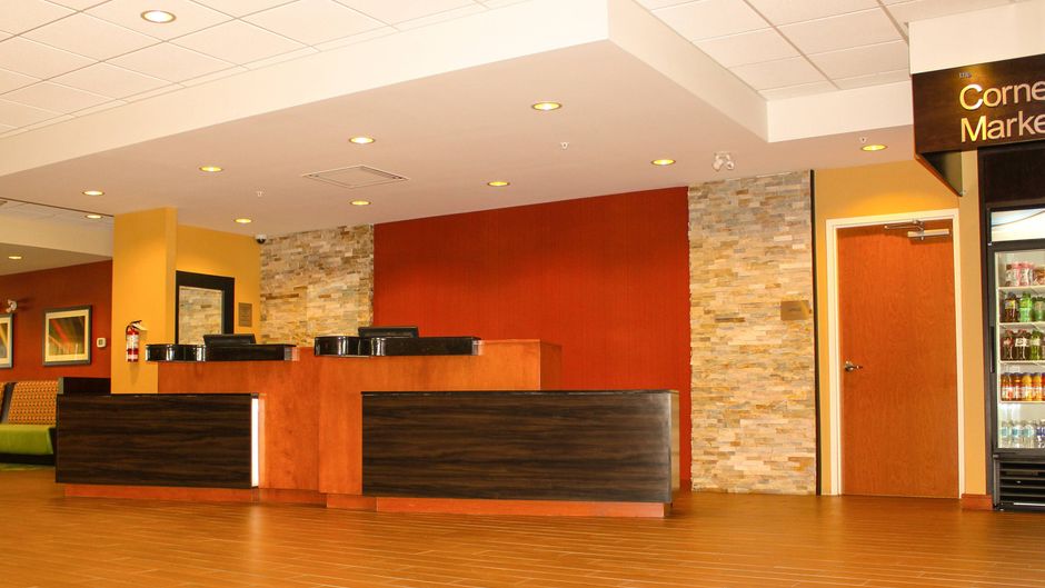 Fairfield Inn/Suites Toronto Mississauga Lobby