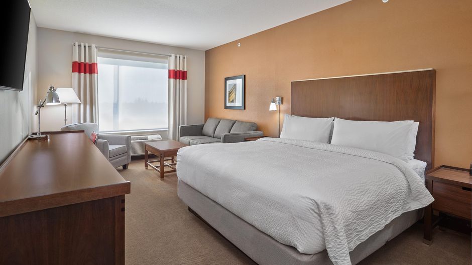 Four Points by Sheraton Edmonton West Room