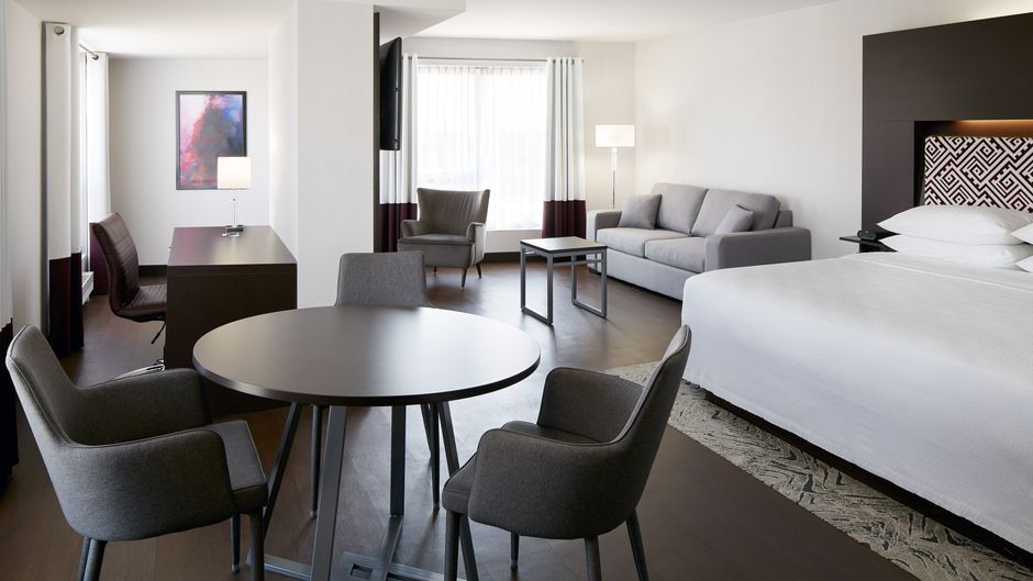 Four Points Levis Convention Centre Suite
