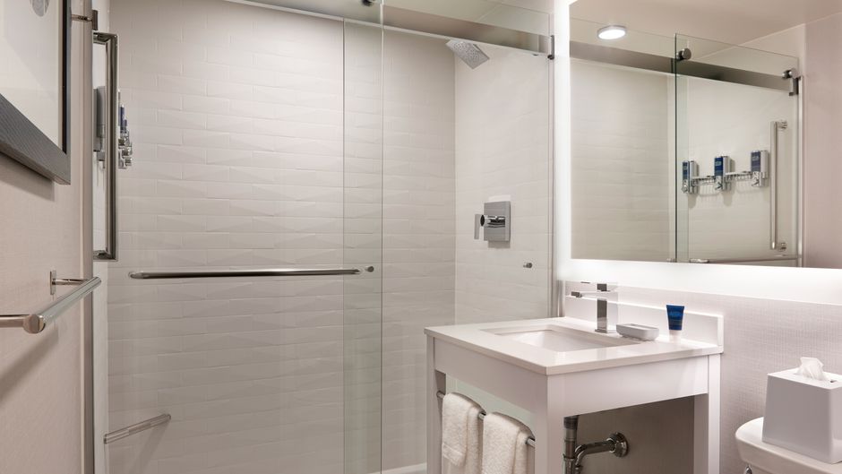 Four Points by Sheraton Windsor Downtown Room